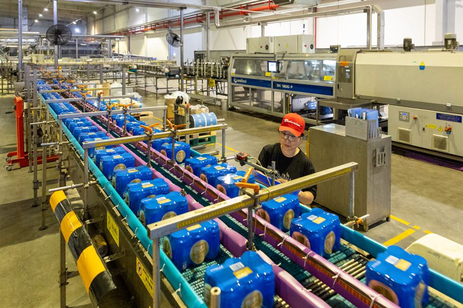 生产车间内，只需数名工人便可维持正常运作。陈斌摄