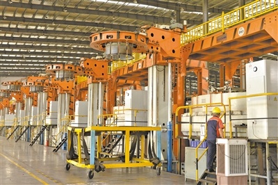 海安橡胶集团股份公司车间现场。（来源：仙游今报）